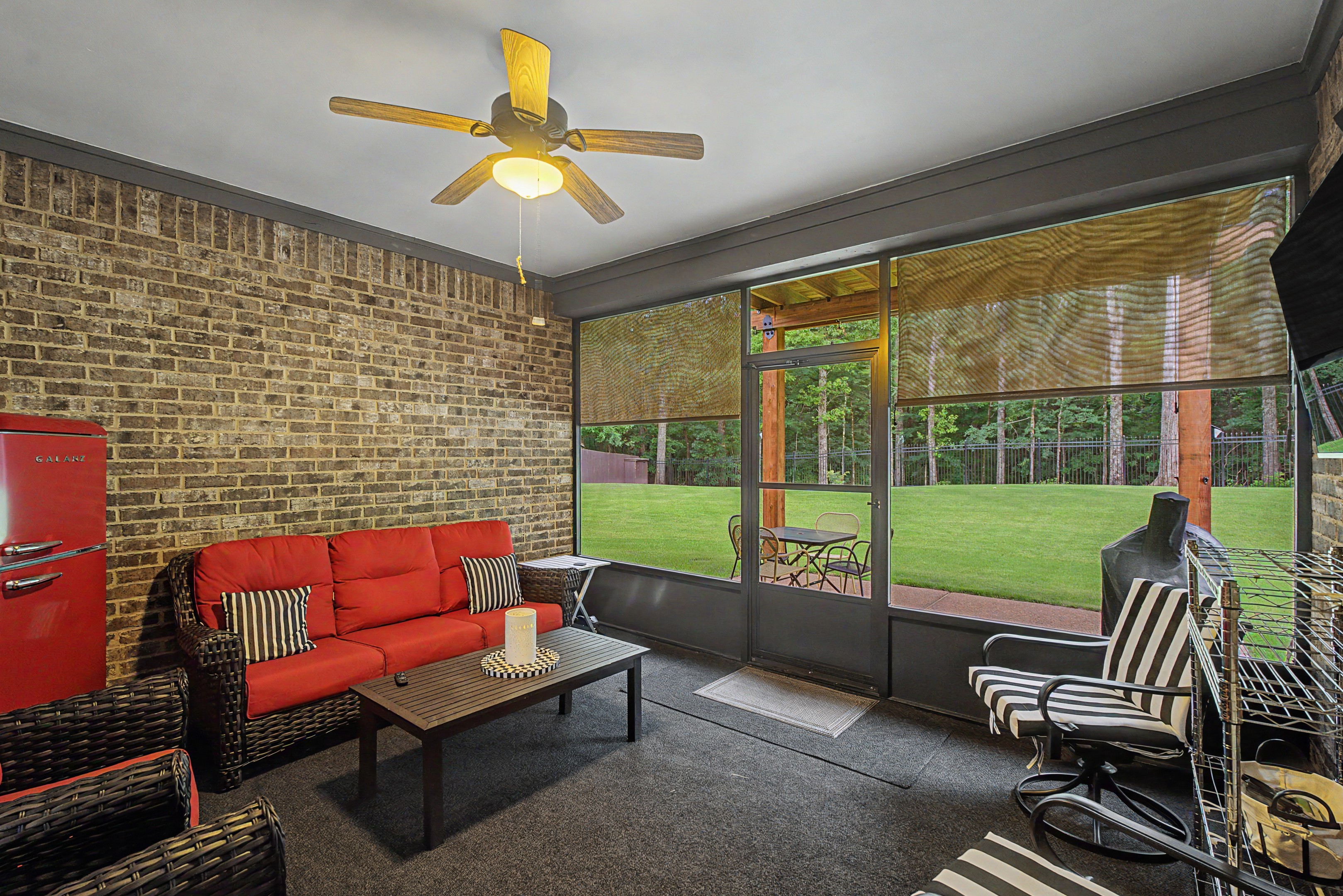 Local Agency Realty Group - Screened In Porch 7459 Featherstone Cove Olive Branch MS