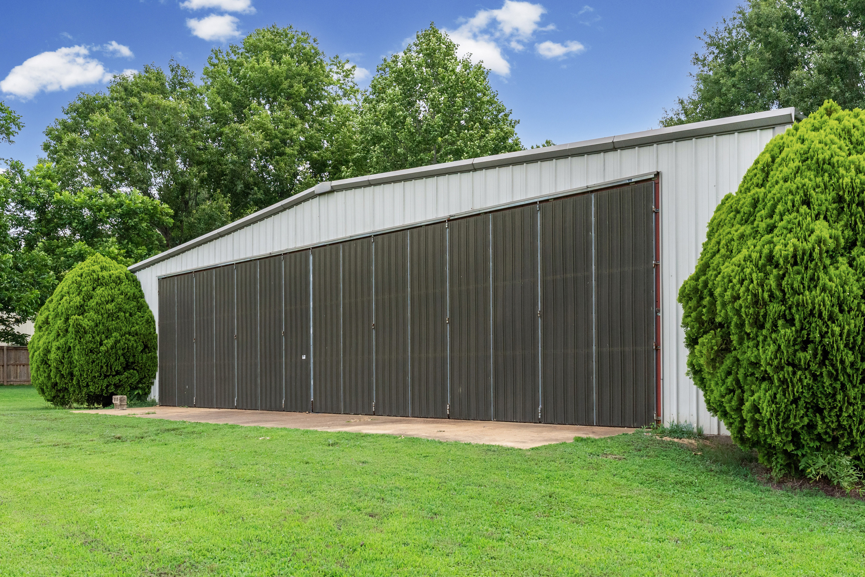 40X65 hanger with direct airport access 